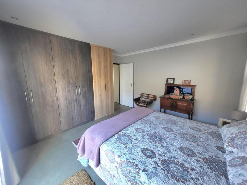 6 Bedroom Property for Sale in Sunset Estate Western Cape